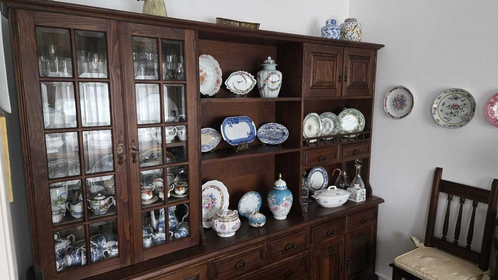 Cristaleira / Louceiro em Madeira Maciça — Excelente Qualidade