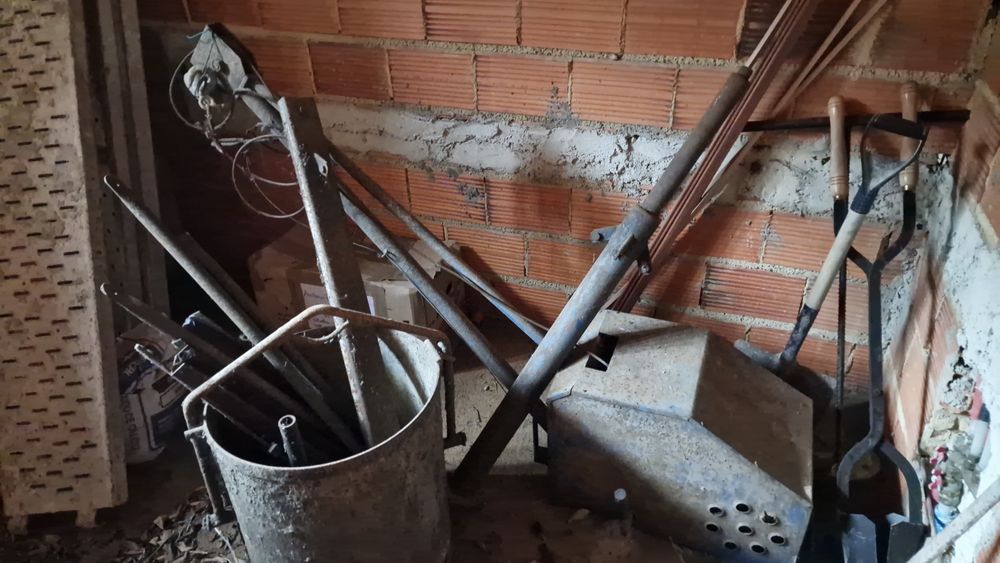 Um guincho elétrico com balde grande e tripe tudo incluído