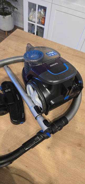 Mocny solidny bezworkowy odkurzacz PHILIPS PowerPro o mocy 1800W.