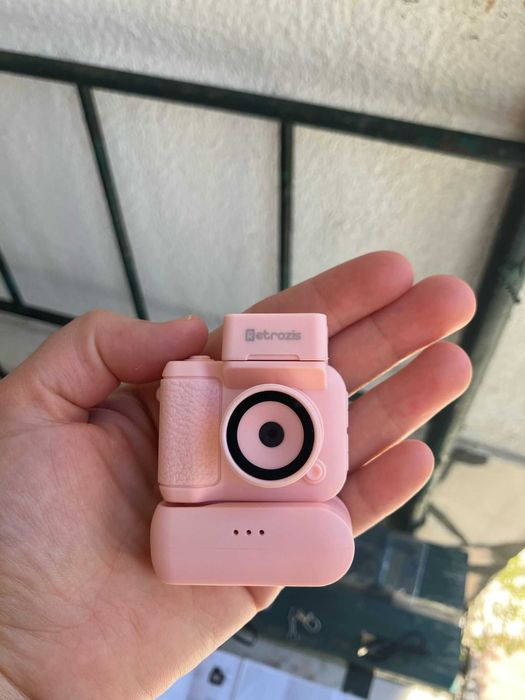 Mini câmera retro nova.