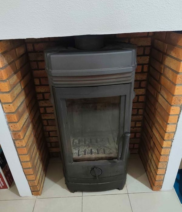 Salamandra a Lenha Invicta Chatel — Ferro Fundido — 8kW