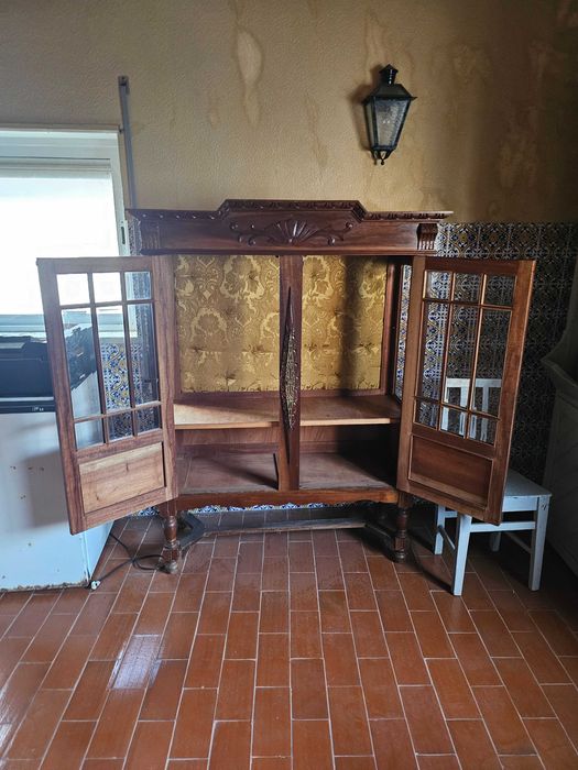 Cristaleira antiga em madeira maciça com fundo acolchoado