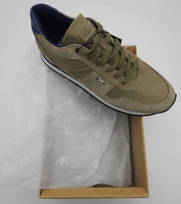 Sapatilhas novas em caixa