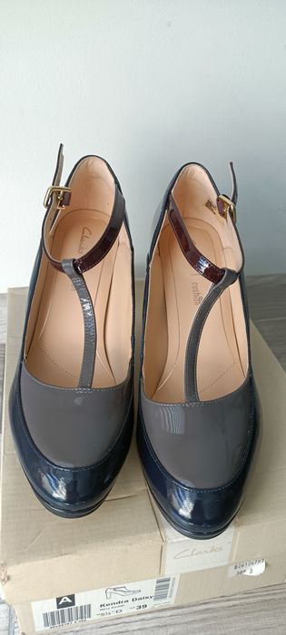 Buty skórzane na obcasie Clarks rozmiar 39 lakierowane