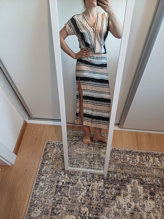 Długa sukienka w paski M/L.