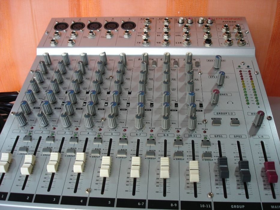Mesa de Mistura PHONIC AM-532.