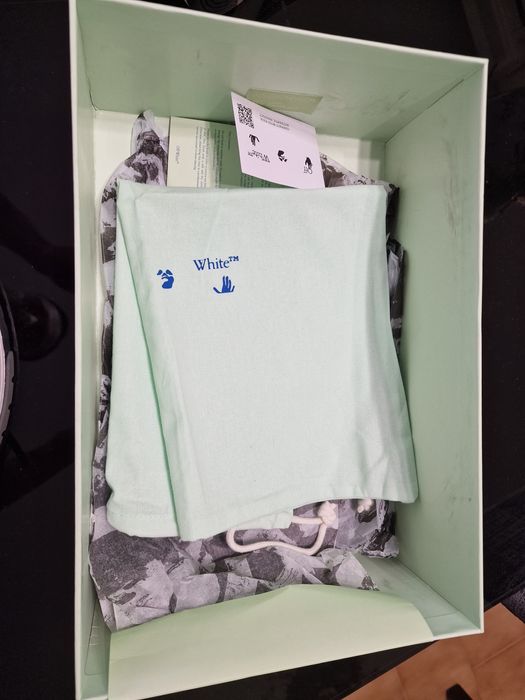 Off-White Out Of Office *Black and white*