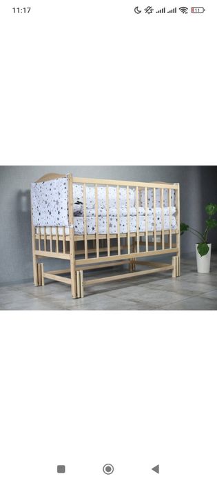 Дитяче ліжечко з матниковим механізмом
