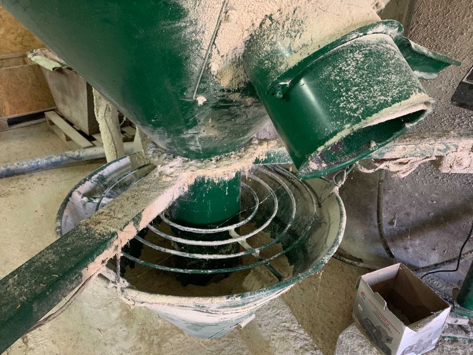 Продам  комбікормовий завод об'єм 2200 кг