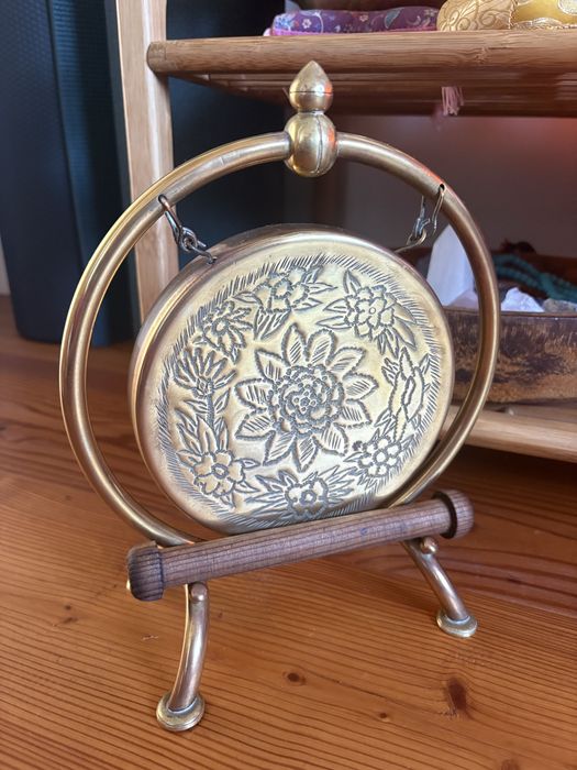 Gongo de mesa em latão