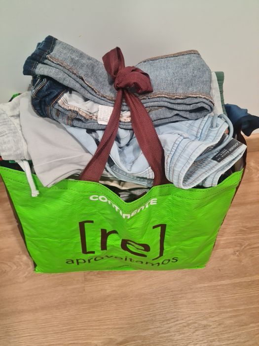 Saco com roupa de criança