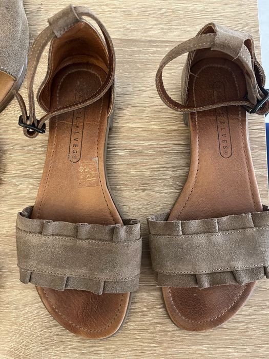 2 chinelos e 1 sandálias Manuel Alves