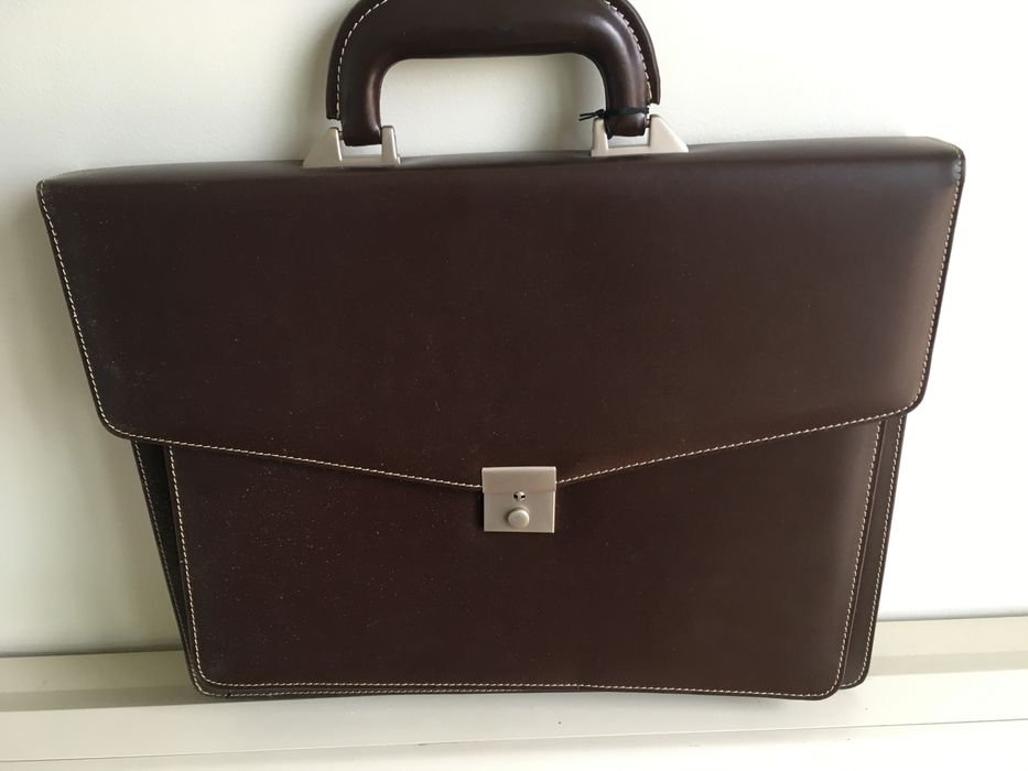 Pasta castanha de couro