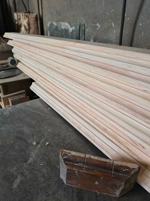 Drewniane listwy przypodłogowe, opaski, gzymsy