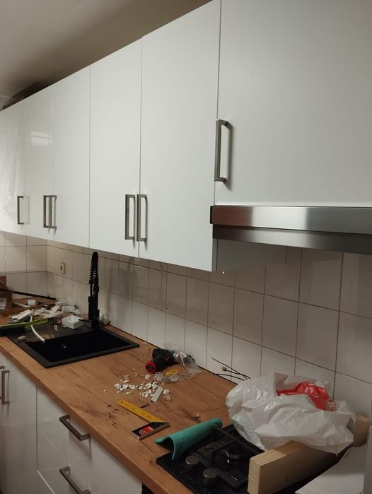 Montagens cozinhas e chão flutuantes e pintura