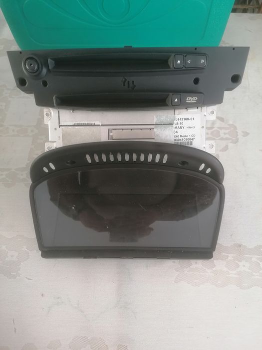 Vendo rádio ccc com avaria liga e desliga, com ecra e comados sofagem.