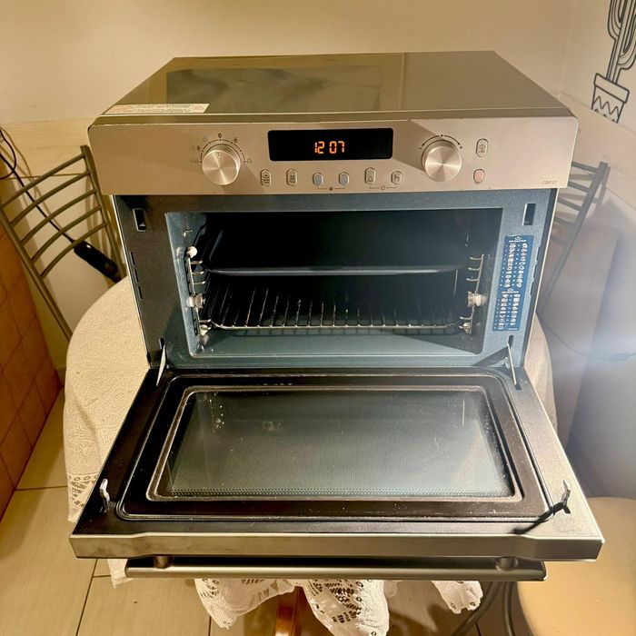 Piekarnik parowo -mikrofalowy firmy Samsung.