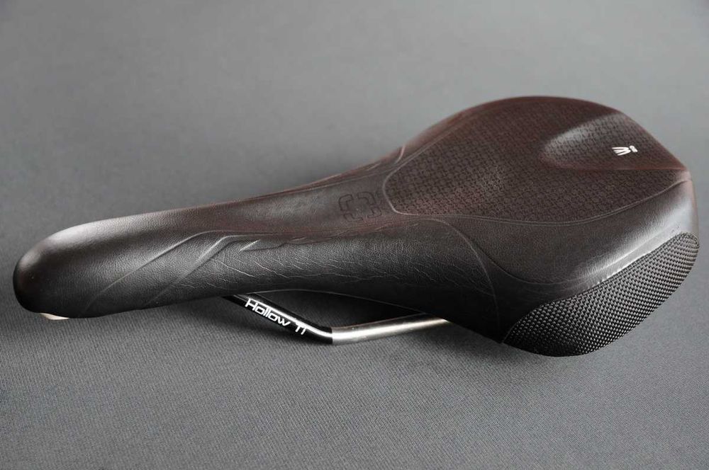 rowerowe siodełko BONTRAGER Evoke RL Hollow Ti, 143mm, pręty TYTAN