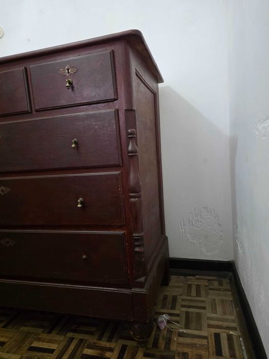 Comoda em pinho com cerca de 200 anos.