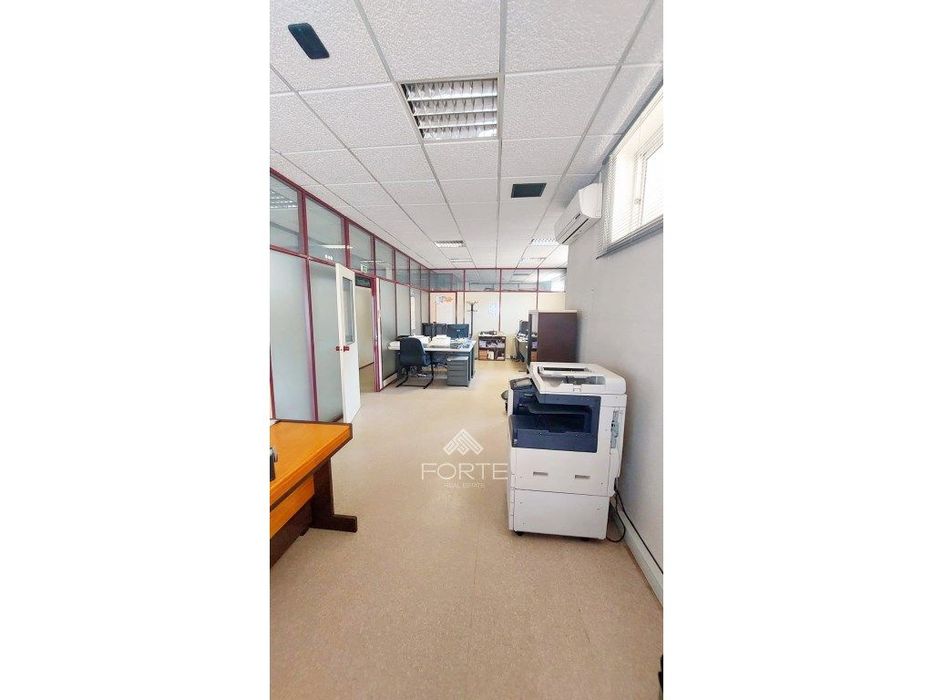 Loja com cerca de 200 m² junto ao centro de Oliveira de Azeméis