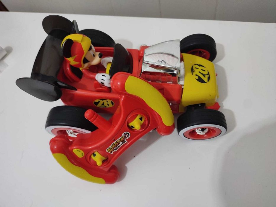Carro telecomandado Mickey e os super pilotos