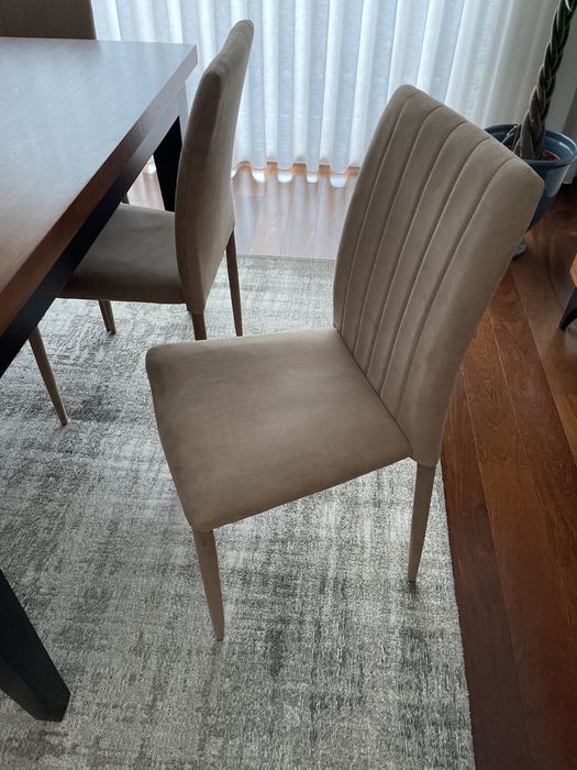 Mesa de sala de jantar com cadeiras