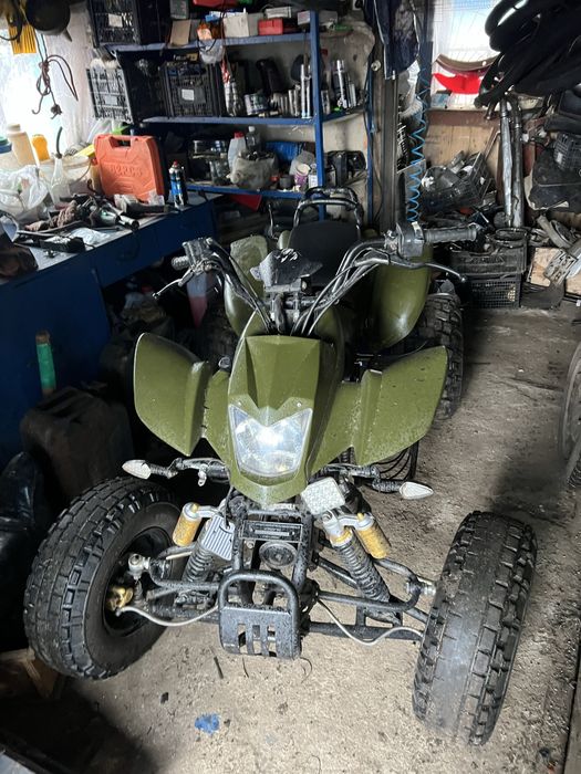 Квадроцикл 250 кубів, водянка на повному ходу