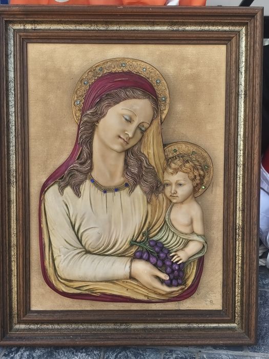 Quadros religiosos em relevo