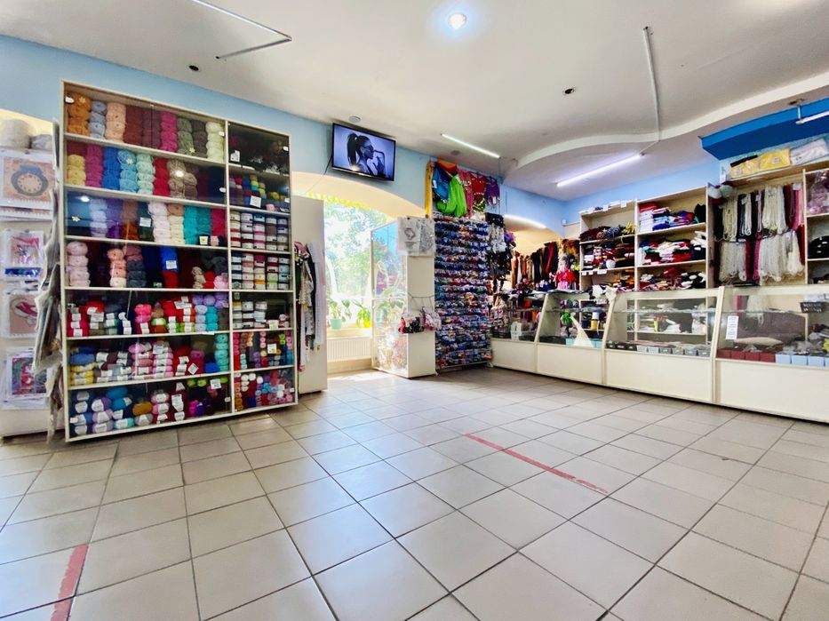 Комерційне приміщення на фасаді вул. Шкільна. Малий ринок.