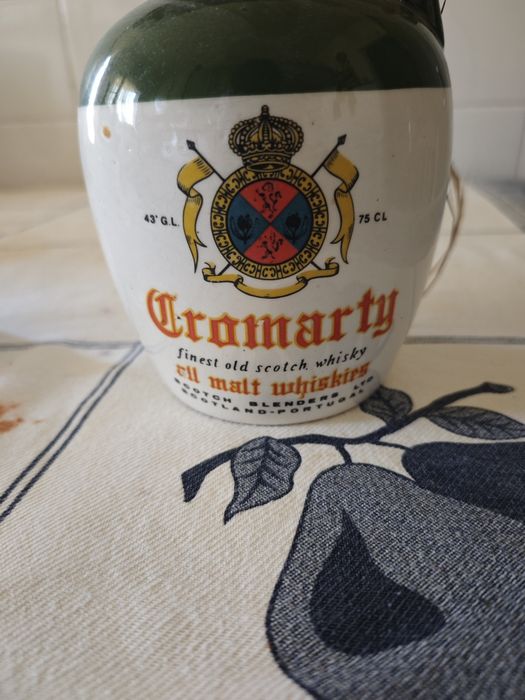 Antiga Garrafa de whisky Cromarty em Cerâmica .
