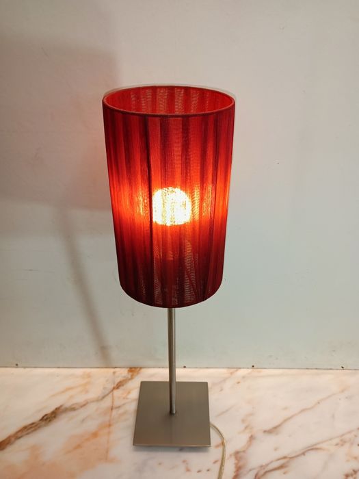 Belíssimo candeeiro abajur de mesa com estrutura elegante em inox.
47c