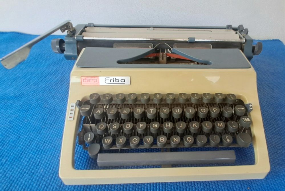 Maquina de escrever antiga. Erika mod.41
Em perfeito estado de conserv
