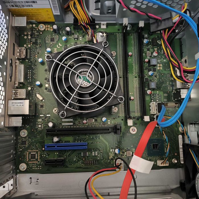 Надійний Fujitsu 8 GEN P558 /G5400(3.7GHz)/4GB/UHD610/M.2/USB3.0