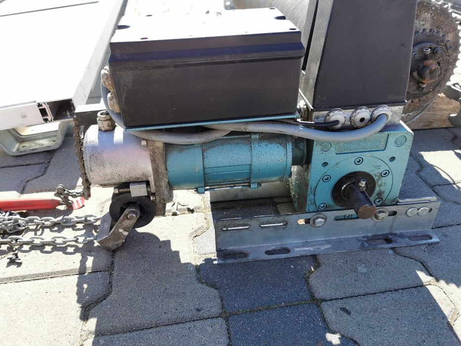 Brama segmentowa, garażowa przeszklona, izolowana