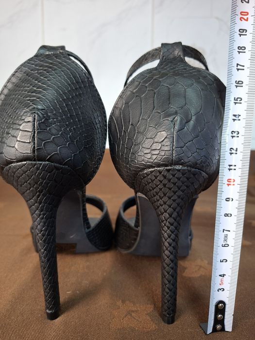 Sandálias pretas de salto com efeito pele cobra – elegantes
