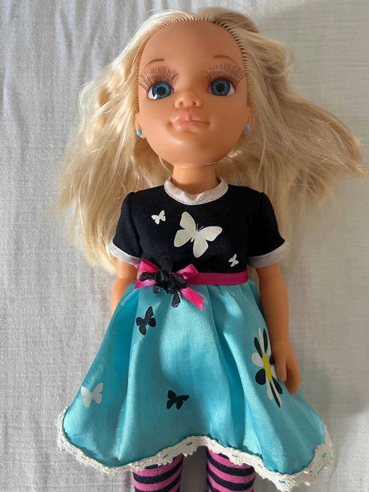 Boneca Nancy loira com vestido de borboletas e collants às riscas