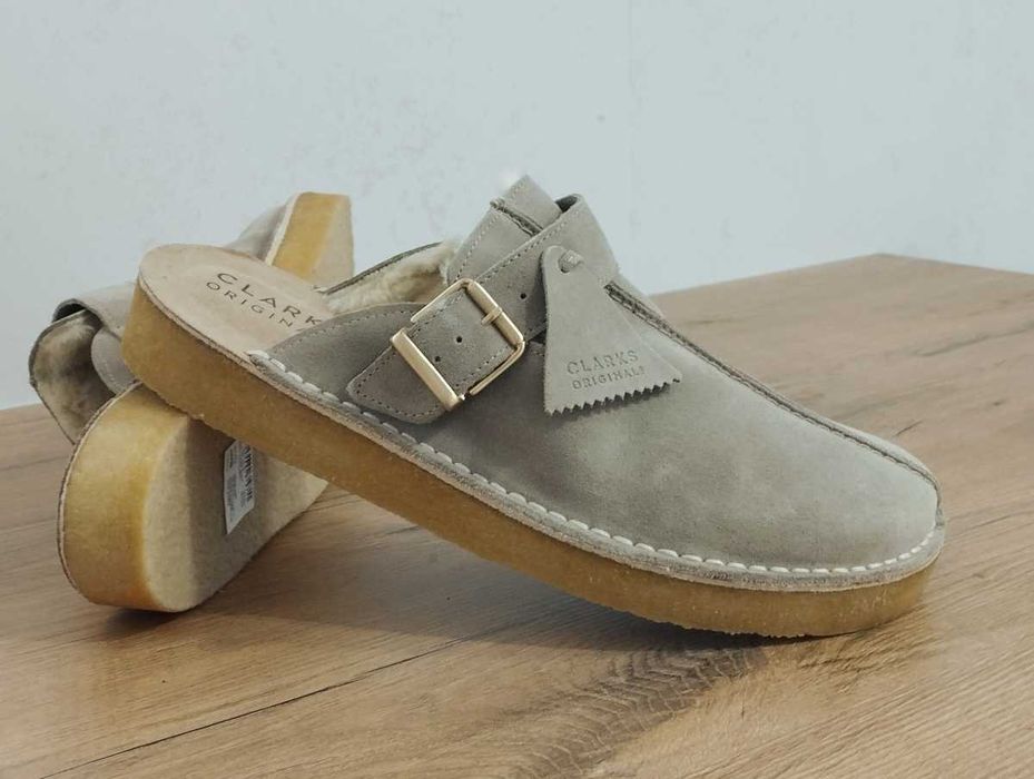 Beżowe zamszowe klapki Clarks Originals Trek Mule rozmiar 45