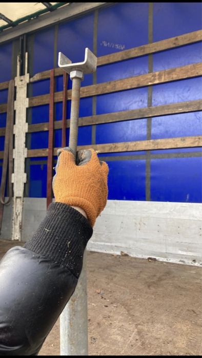 Stol aluminiowy ekspozycyjny. Podstawy pod stol.