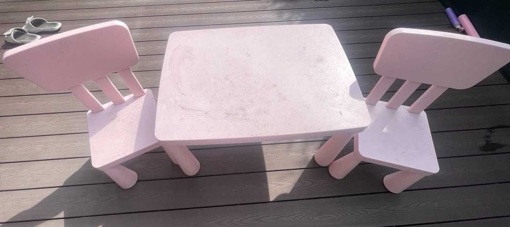 Zestaw mebli dziecięcych IKEA MAMMUT — stolik + 2 krzesełka (różowe)