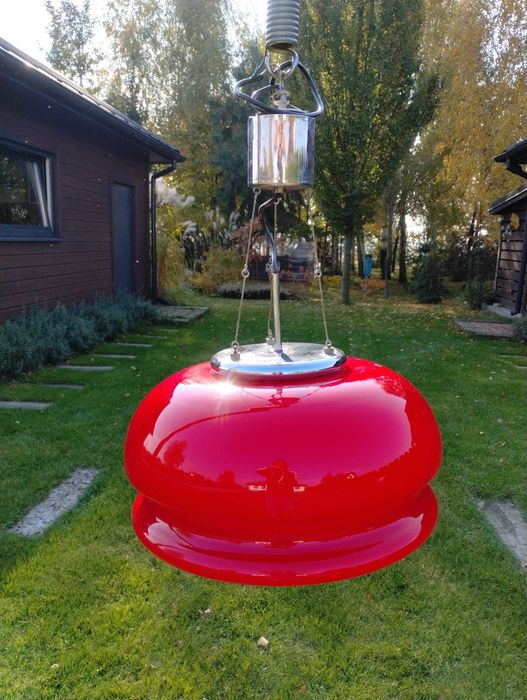 Stara duża lampa sufitowa czerwona.
