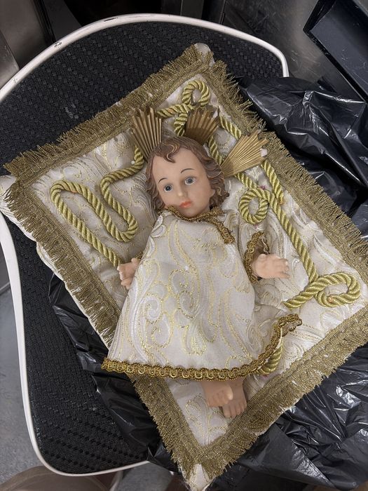 Menino Jesus com berço decorativo – peça religiosa