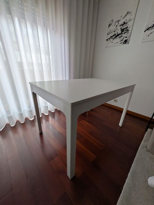 Mesa branca extensível