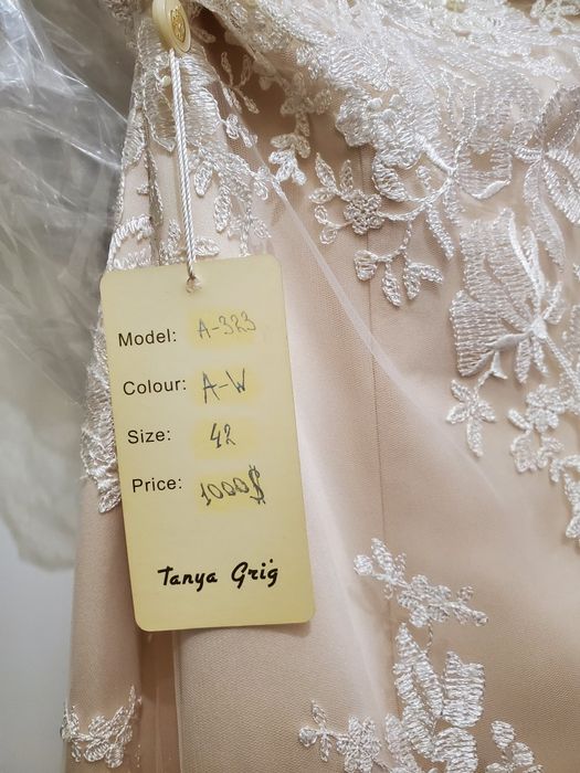 Весільна вишукана сукня