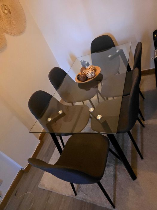 Mesa e cadeiras de sala de jantar