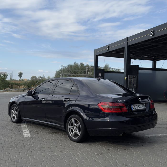Mercedes 212 2011