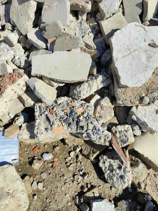 Бій демонтованої стяжки на підсипку дороги. Кирпич битый