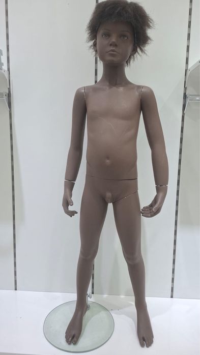 Manequim masculino juvenil com cabelo e base de vidro