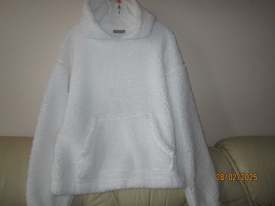 Bluza biała z kapturem rozmiar L/M.