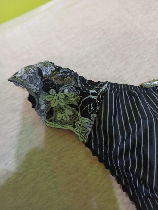 Stringi damskie w paseczki z koronką