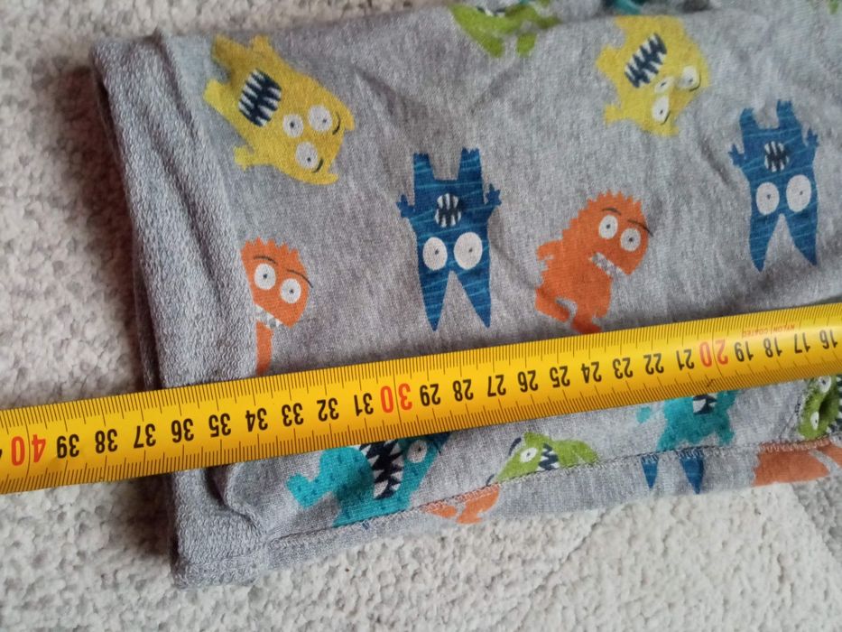 Szare krótkie spodenki dresowe w kolorowe stworki r. 110-116, 4-5 lat